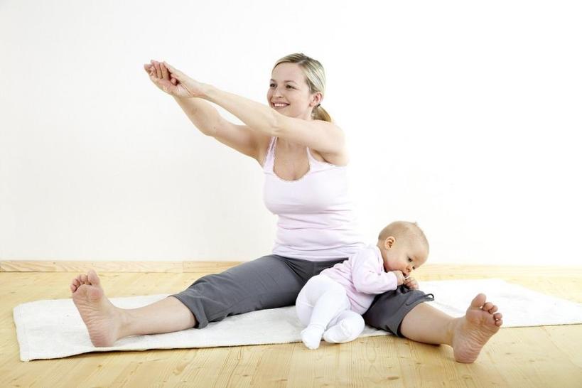 Ребенок вместо гантелей: 10 упражнений, которые помогут восстановить фигуру после родов