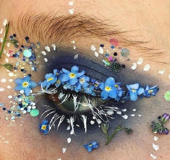 Визажист самоучка создает настоящие картины, используя цветы для макияжа глаз