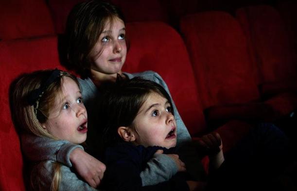 Что делать, если ребенок посмотрел фильм ужасов и не может успокоиться: практические советы