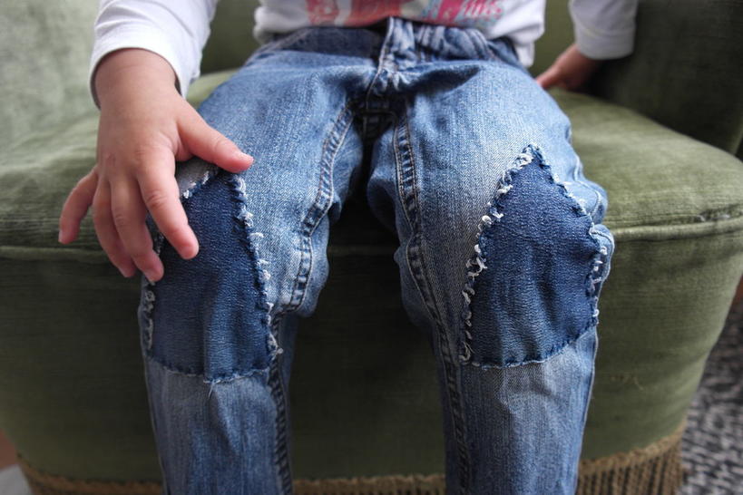 У сына постоянно дырки на штанах в области коленок: подруга поделилась идеями, как вернуть брюкам приличный вид