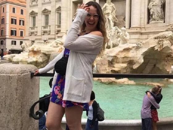 Туристка, просматривая свои фотографии из Италии, увидела, что запечатлела яркий момент на заднем плане