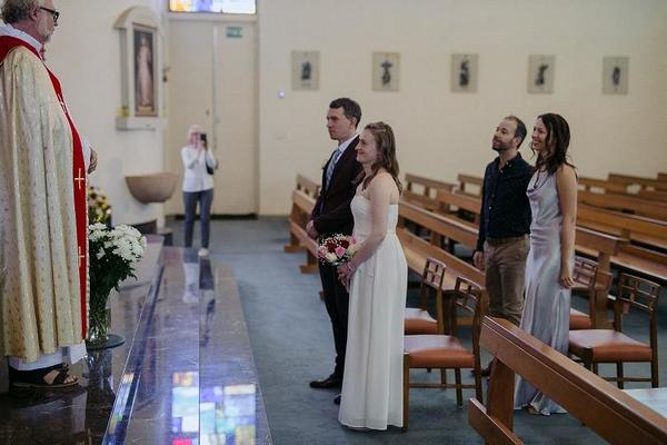 Молодые люди согласились быть свидетелями на свадьбе. Но из-за ошибки священника они оказались в нелепой ситуации
