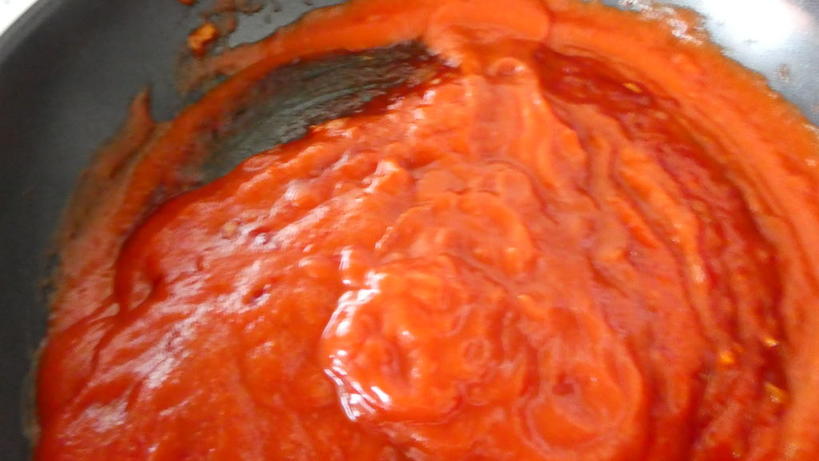 К мясу подруга подавала очень вкусный томатный соус: весь секрет в том, что она добавляет в него клубнику