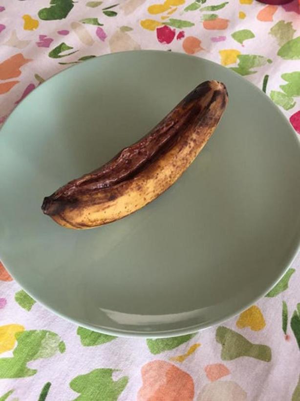 Чем удивить гостей: бананы, запеченные на гриле с шоколадом