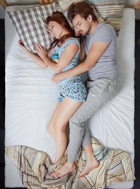 Если влюбленные спят спина к спине, значит, они уважают личное пространство друг друга. То, как вы спите со своим партнером, может многое рассказать о ваших отношениях