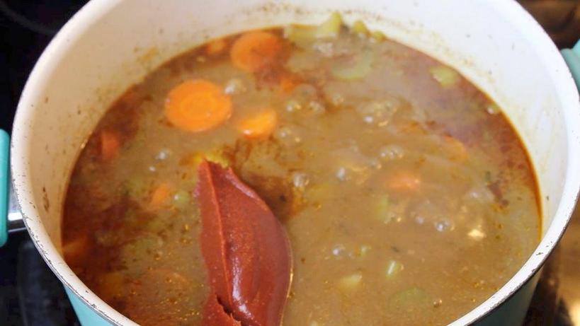 Мама поделилась рецептом стейк-супа: он получается очень сытным, густым и наваристым
