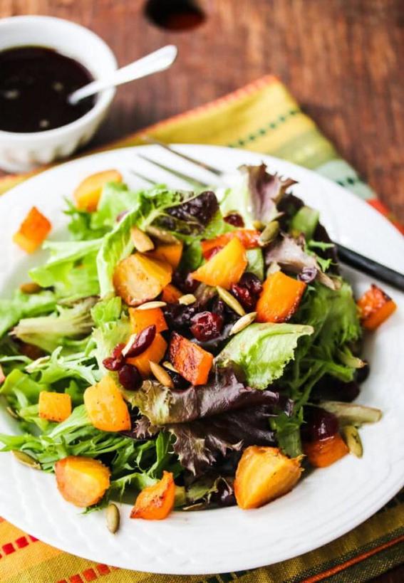 Рецепт салата из жаренной тыквы, семечек, граната и других ингредиентов. Диетологи рекомендуют, вкусно и полезно