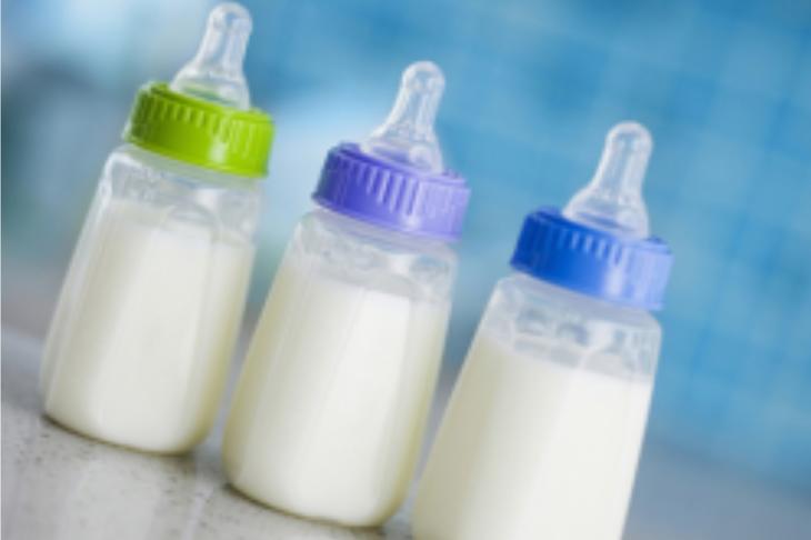 Не все так плохо: мифы и правда о кормлении ребенка из бутылочки