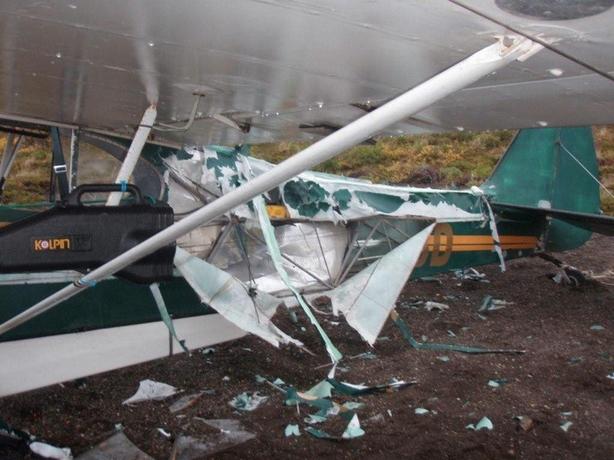 Медведь почти полностью разрушил самолет, однако пилот починил его с помощью клейкой ленты и улетел домой
