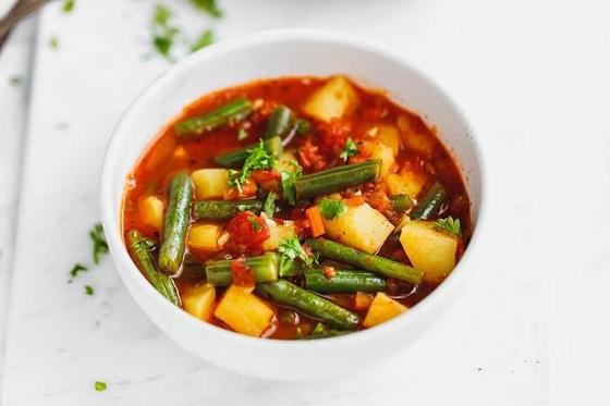 Что делать, если кулинарная фантазия зашла в тупик? 8 вкусных рецептов овощных супов, которые можно готовить в любой сезон