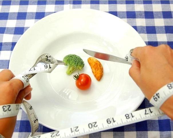 Завтрак не нужен: известный диетолог рассказала о 5 привычках, которые мешают нам похудеть