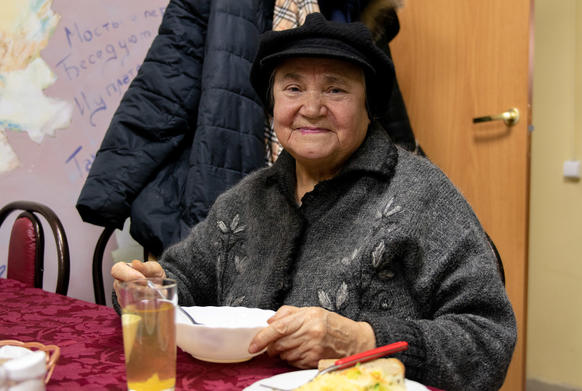7 инициатив по уходу за пожилыми людьми и борьбе с их одиночеством в разных странах мира: в России, Санкт-Петербурге, есть кафе, где пенсионеров кормят бесплатно
