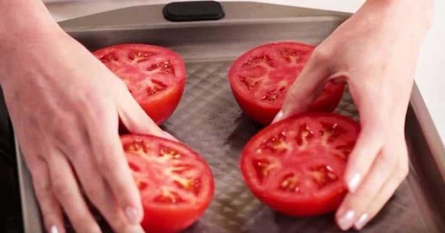 Положите половинки помидоров на противень. Через 15 минут можно подавать вкусную закуску