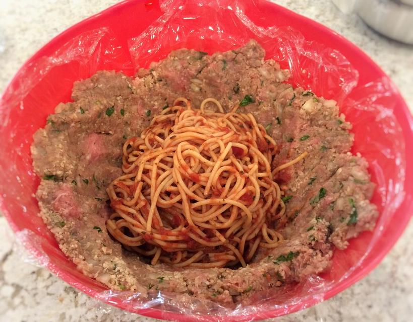 Иногда совсем нет времени на готовку: в таких случаях я делаю сытную мясную запеканку со спагетти