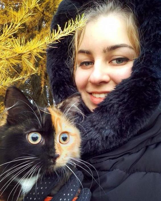 Едина в двух лицах: девушка показала миру свою уникальную кошку - она завоевала миллионы сердец