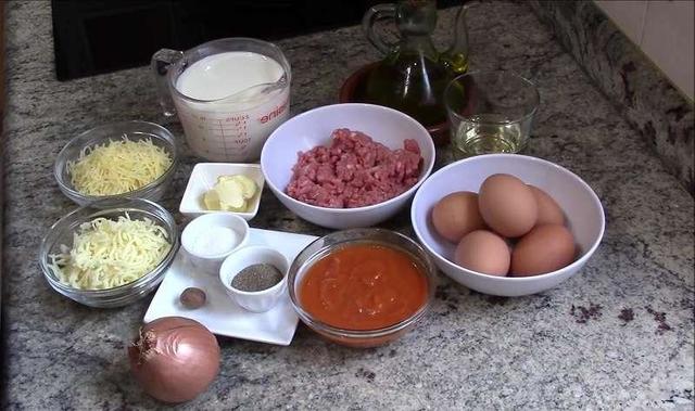 Из отпуска в Испании я привезла необычный рецепт: отварные яйца с начинкой, запеченные в духовке под сливочным соусом. Закуска улетает со стола первой