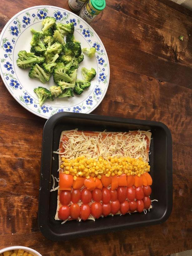 Подруга поделилась новым рецептом пиццы: начинка из разноцветных овощей выглядит очень аппетитно