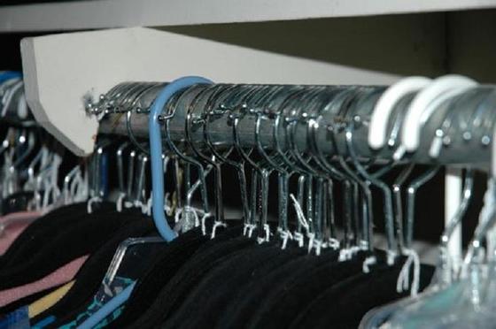Использовать цепи и крючки: как поместить в шкаф больше вешалок с одеждой