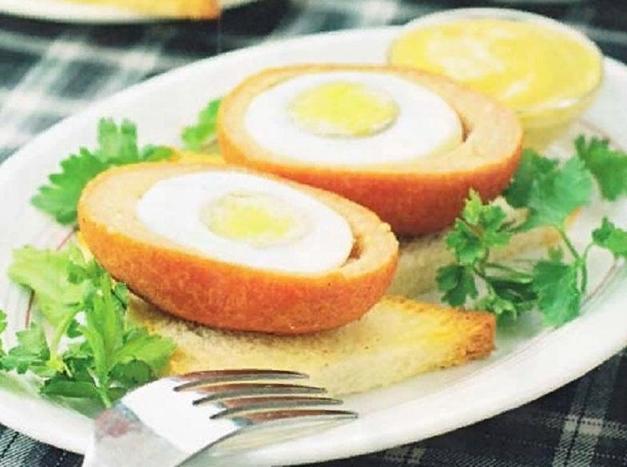 С собой на пикник мы часто берем яйца по-шотландски. На свежем воздухе с горчицей и острым соусом улетают на ура! Делюсь рецептом