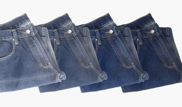 Серьезные ошибки при стирке джинсов, которые совершают практически все люди: их нельзя замачивать более одного часа, стирать горячей водой и многое другое