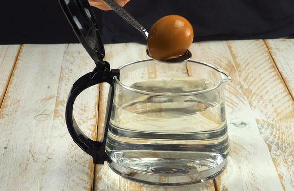 Трюки с обычными яйцами: как приготовить черную глазунью или мини-яичницу в половнике