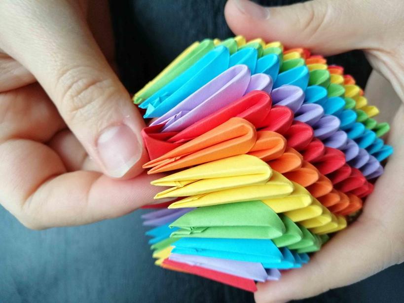 Дочь увлеклась оригами: я даже не думала, что из бумаги можно смастерить такую красивую подставку для карандашей