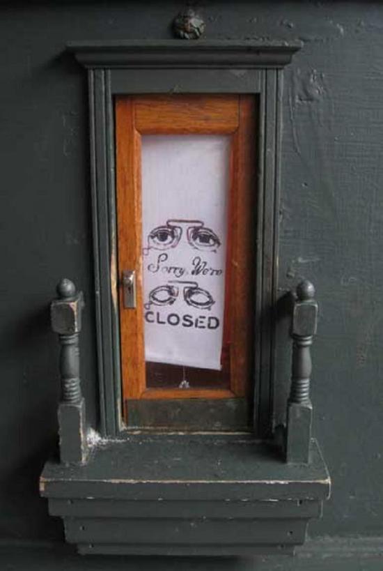 В Мичигане есть субкультура под названием Fairy Doors: люди устанавливают крошечные двери по всему городу