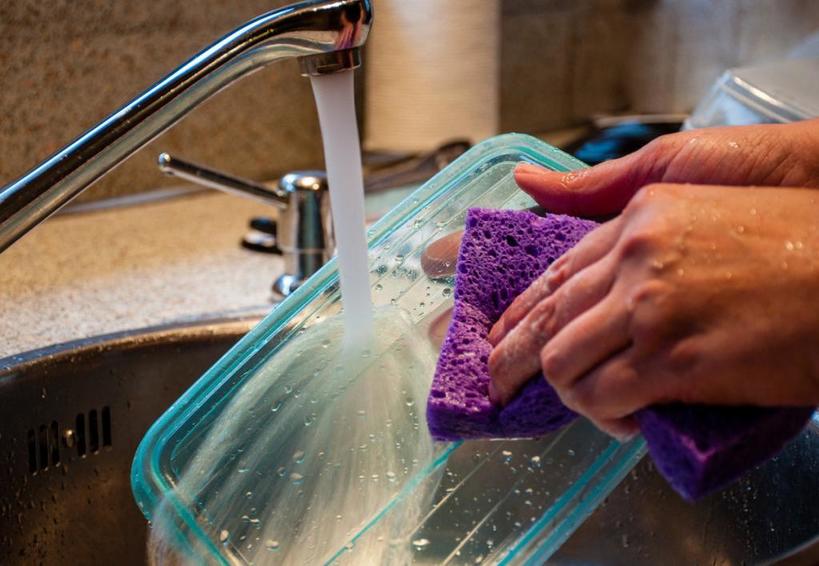 Газетный лист и не только: способы устранить неприятный запах с пластиковой посуды