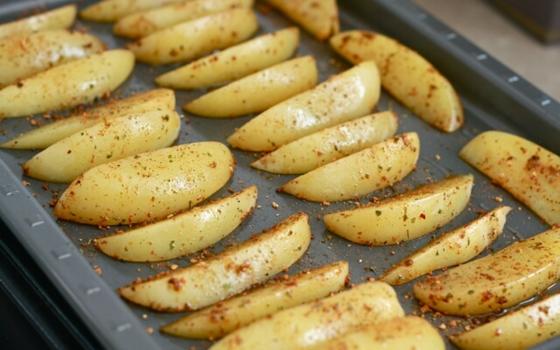 3 секрета картошки по-деревенски: у меня она всегда получается с хрустящей корочкой и сочной внутри