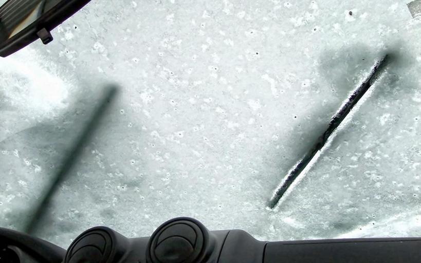 Мороз - не друг автомобилю: что делать, если примерзают дворники, запотевают окна и леденеют боковые зеркала