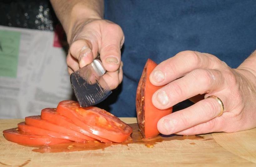 Знакомый повар раскрыл свои кулинарные секреты: теперь я правильно режу лук и больше не варю морковь