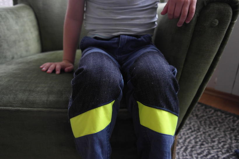 У сына постоянно дырки на штанах в области коленок: подруга поделилась идеями, как вернуть брюкам приличный вид