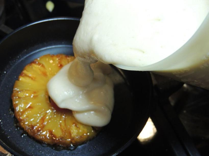 На завтрак я часто готовлю оладьи-перевертыши с ананасовыми кольцами: это не только вкусное, но и очень красивое блюдо