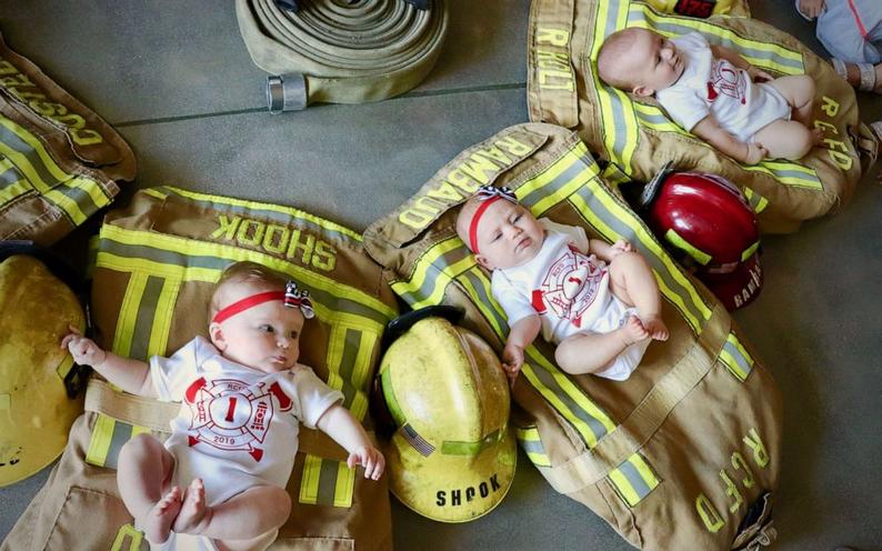 9 отважных пожарных позируют для очаровательной фотосессии с младенцами, родившимися в течение 5 месяцев