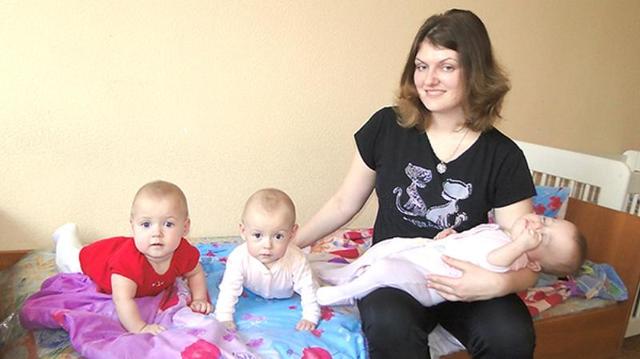 Четыре года назад украинка родила тройняшек с разницей в 38 дней. Уникальные девочки подросли и у каждой свой характер