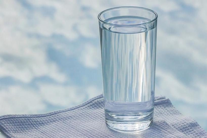 Эксперимент: девушка месяц пила воду натощак и рассказала о результатах