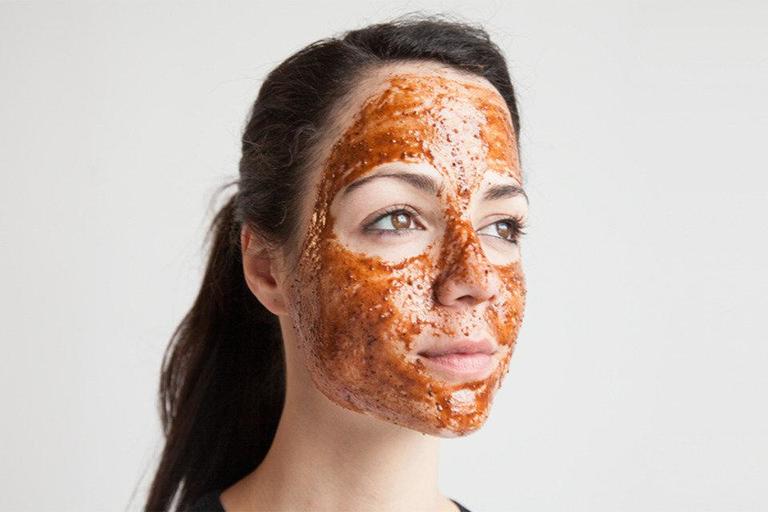 После чистки лица моя кожа долго была покрасневшей, косметолог посоветовала использовать мед для ухода: очищение, скраб, крем и не только
