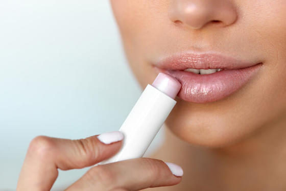 Так может ли появиться зависимость от бальзама для губ: ответ профессора дерматологии