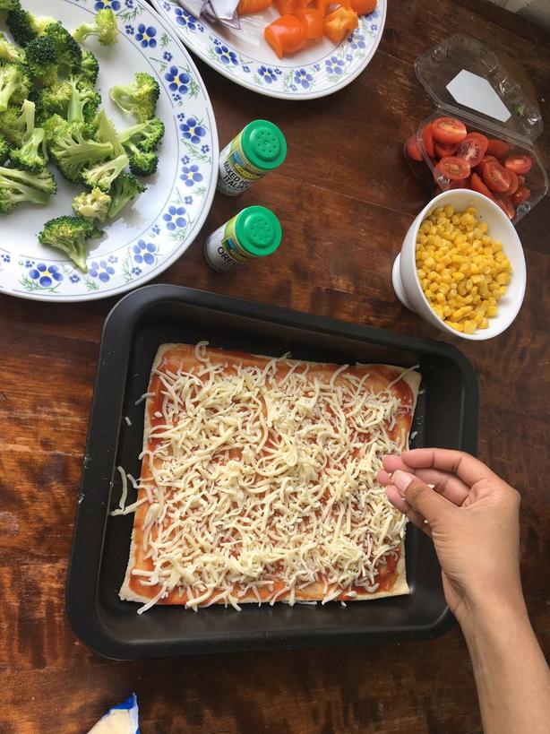 Подруга поделилась новым рецептом пиццы: начинка из разноцветных овощей выглядит очень аппетитно