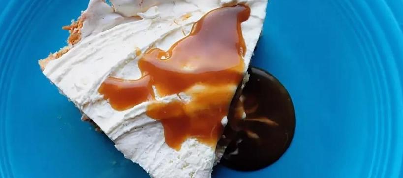 Рецепт вкусного десерта: безе с мороженым под карамельным соусом - невероятное сочетание нежного сливочного вкуса и сладкого карамельного сиропа