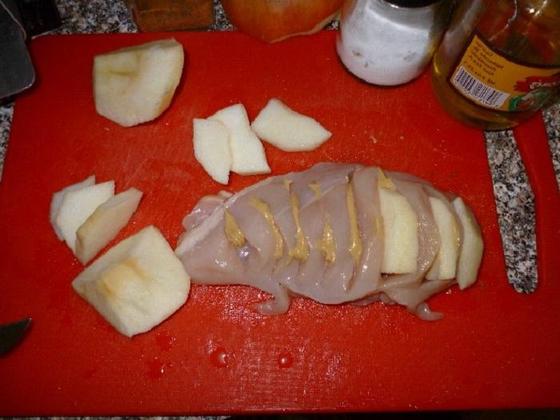 Приготовила на ужин вкусные куриные рулетики с яблоком в беконе: мужу очень понравились