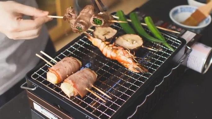 Удивите гостей барбекю по-японски: красивые шашлычки из свинины с луком, овощами и креветками