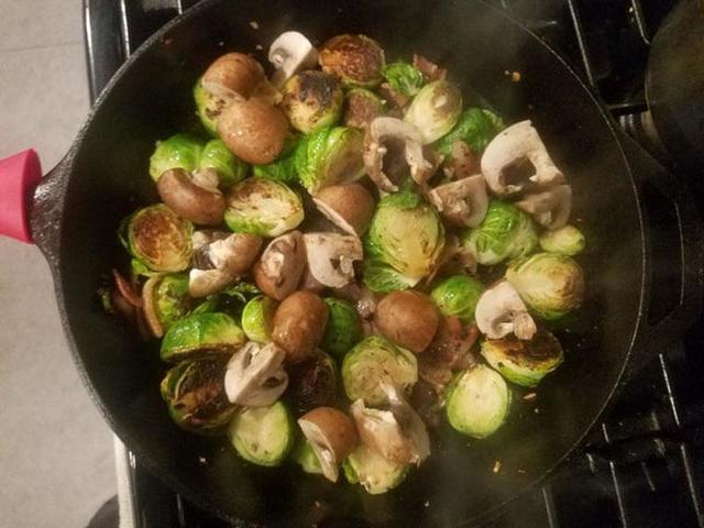 Шикарный ужин за считанные минуты: брюссельская капуста с беконом и грибами