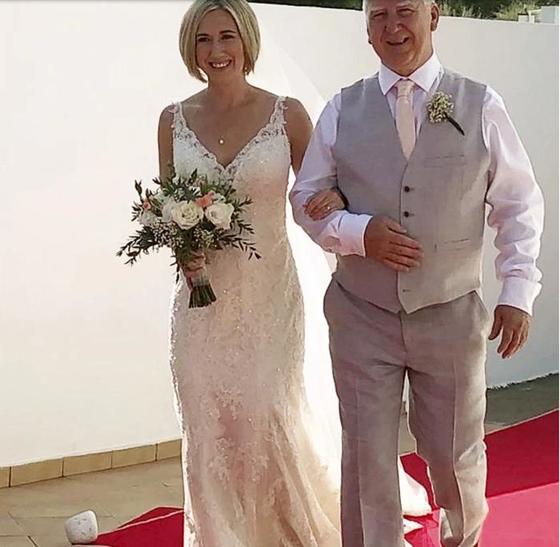 Капсула времени: женщина выходит замуж в платье, фасон которого предсказала ее подруга 22 года назад