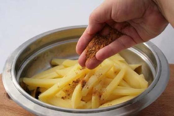 Есть фастфуд и худеть: полезная картошка фри с солью и розмарином