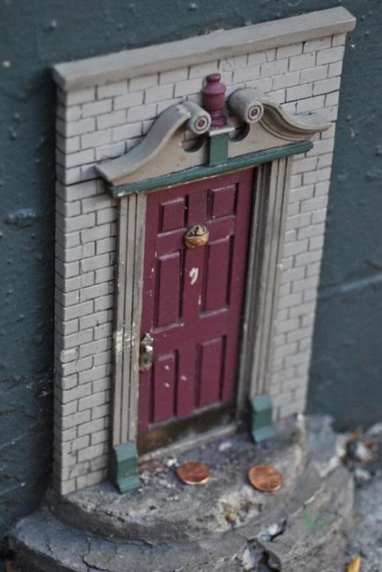 В Мичигане есть субкультура под названием Fairy Doors: люди устанавливают крошечные двери по всему городу