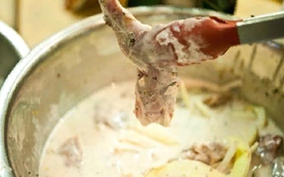 Довольно часто готовлю необычно вкусное, нежное и сочное мясо кролика. Секрет такого блюда - в маринаде