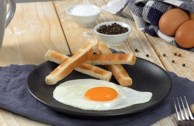 Трюки с обычными яйцами: как приготовить черную глазунью или мини-яичницу в половнике