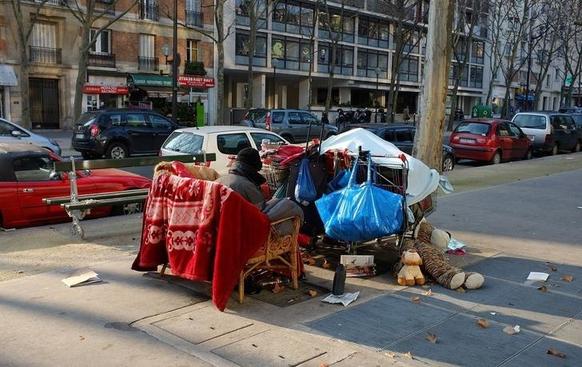 11 причин, из-за которых я не вернусь в Париж: по моему мнению, это очень дорогой город, а бездомные строят лачуги прямо на улицах