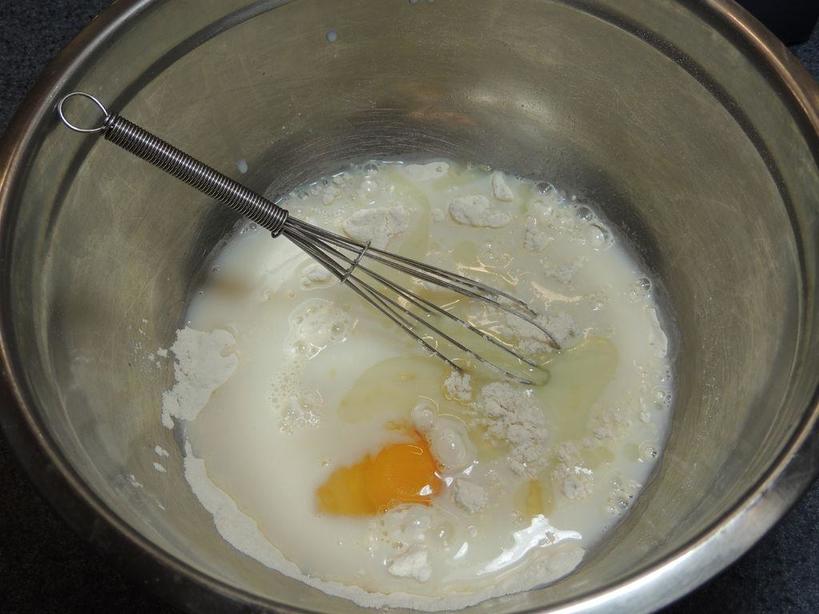 На завтрак я часто готовлю оладьи-перевертыши с ананасовыми кольцами: это не только вкусное, но и очень красивое блюдо